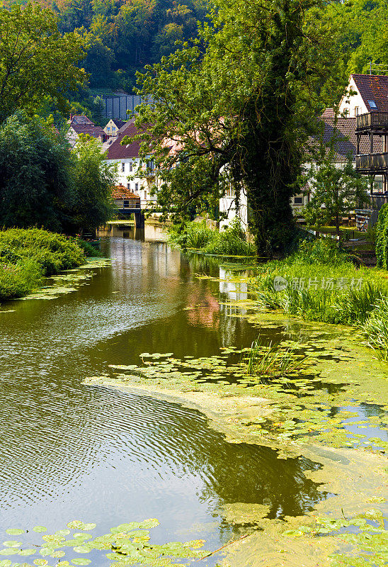 德国巴伐利亚州Donau-Ries区，带有独木舟Harburg (Swabian)的村庄房屋